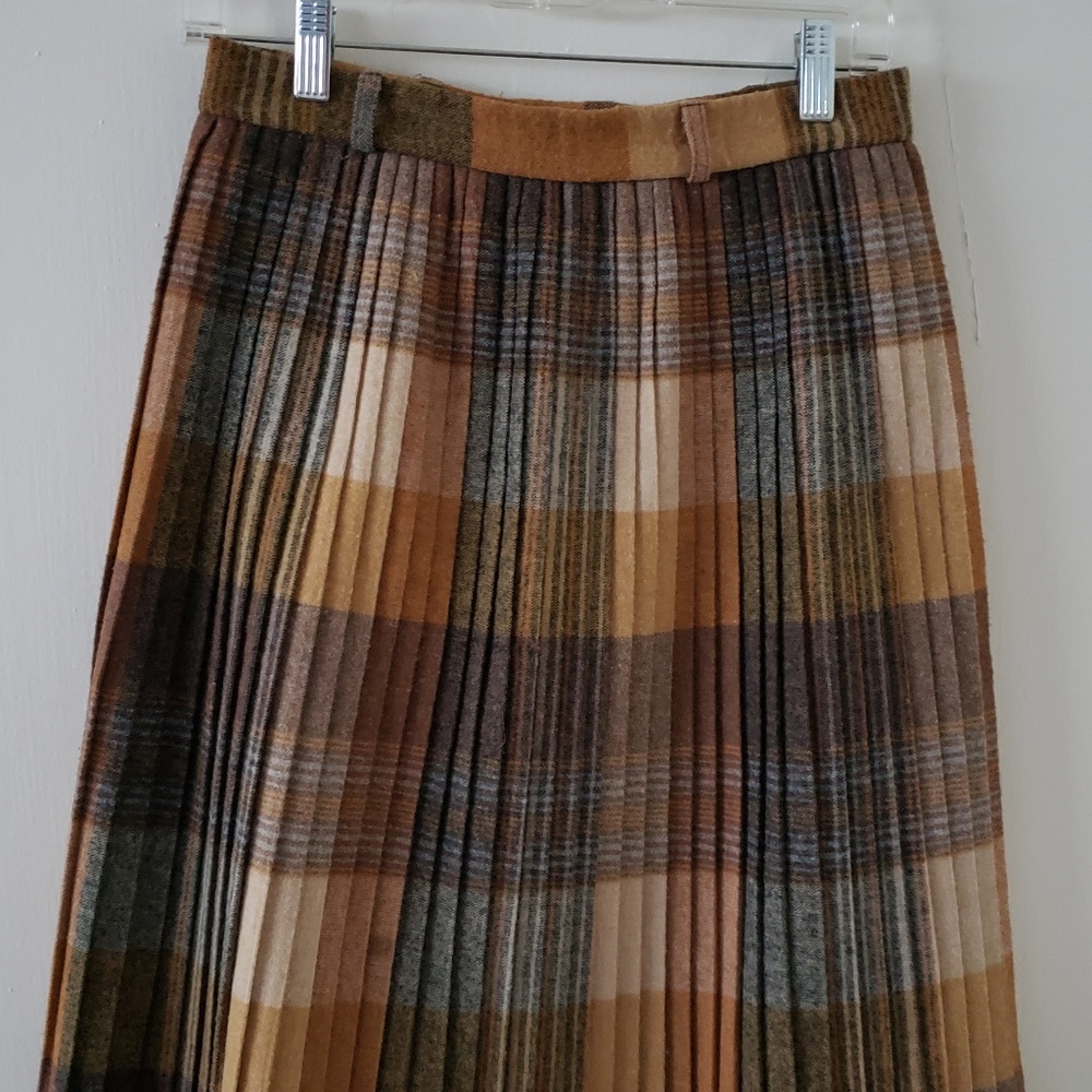 Vintage wool knee-length pleated skirt
